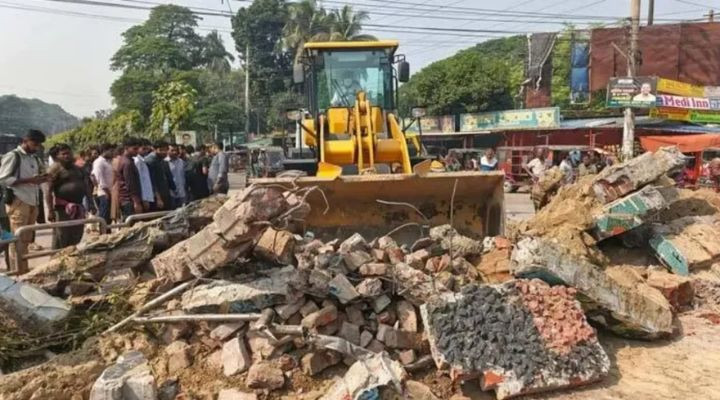 ঝিনাইদহে শেখ মুজিবের ‘এক তর্জনী’ স্তম্ভ গুঁড়িয়ে দিয়েছে ছাত্র-জনতা